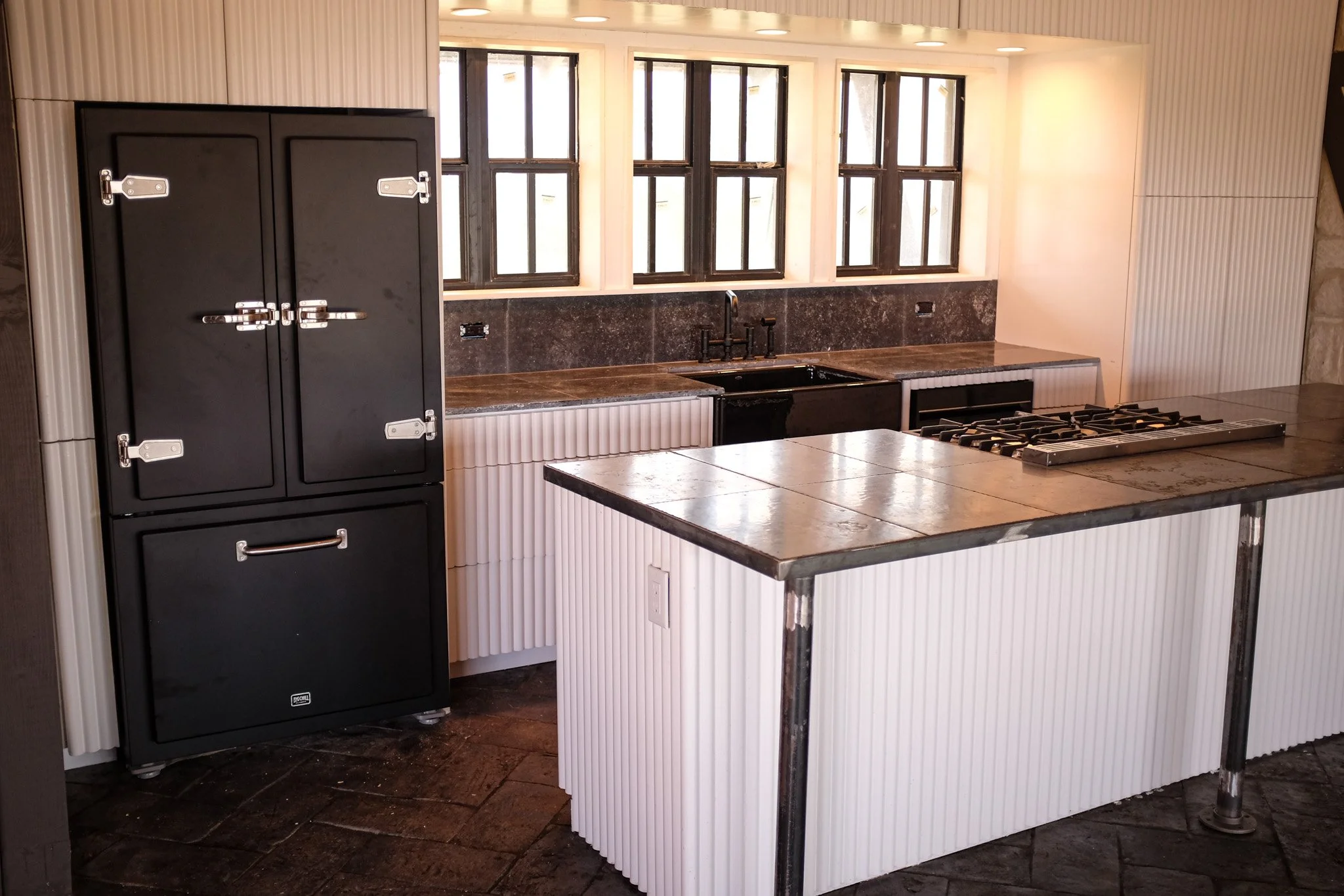 Dogtrot Cabin bathroom with natural finishes